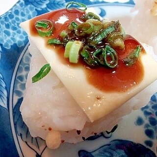 クリームチーズと小葱とお好みソースの焼おにぎり